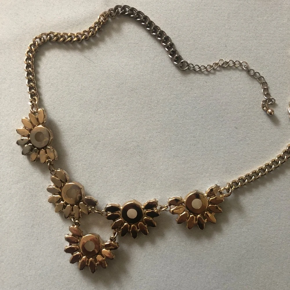 White Flower Statement‎ Necklace